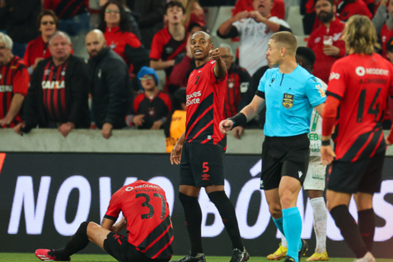 Athletico-PR vai representar na CBF contra arbitragem de partida desta terça (15)