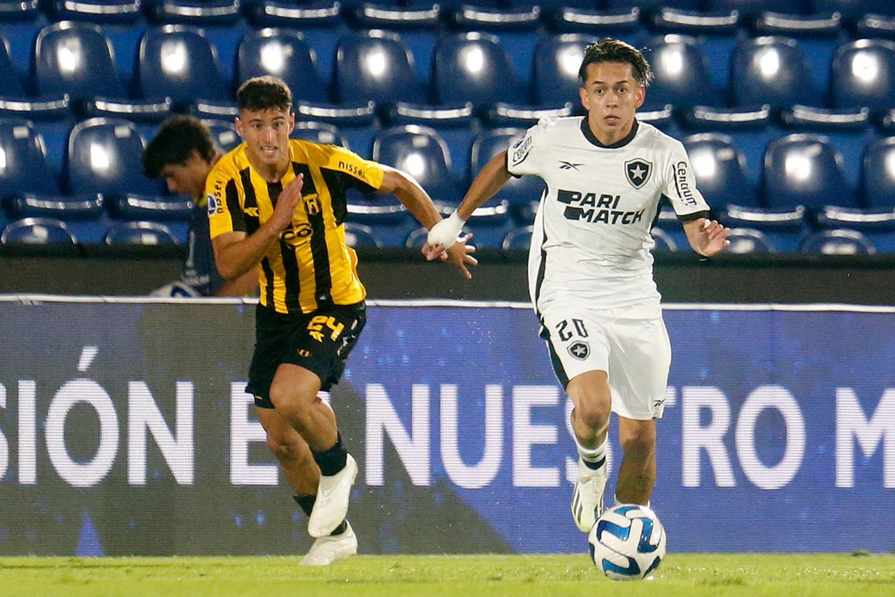 Segovia caminha com a bola em Guaraní x Botafogo