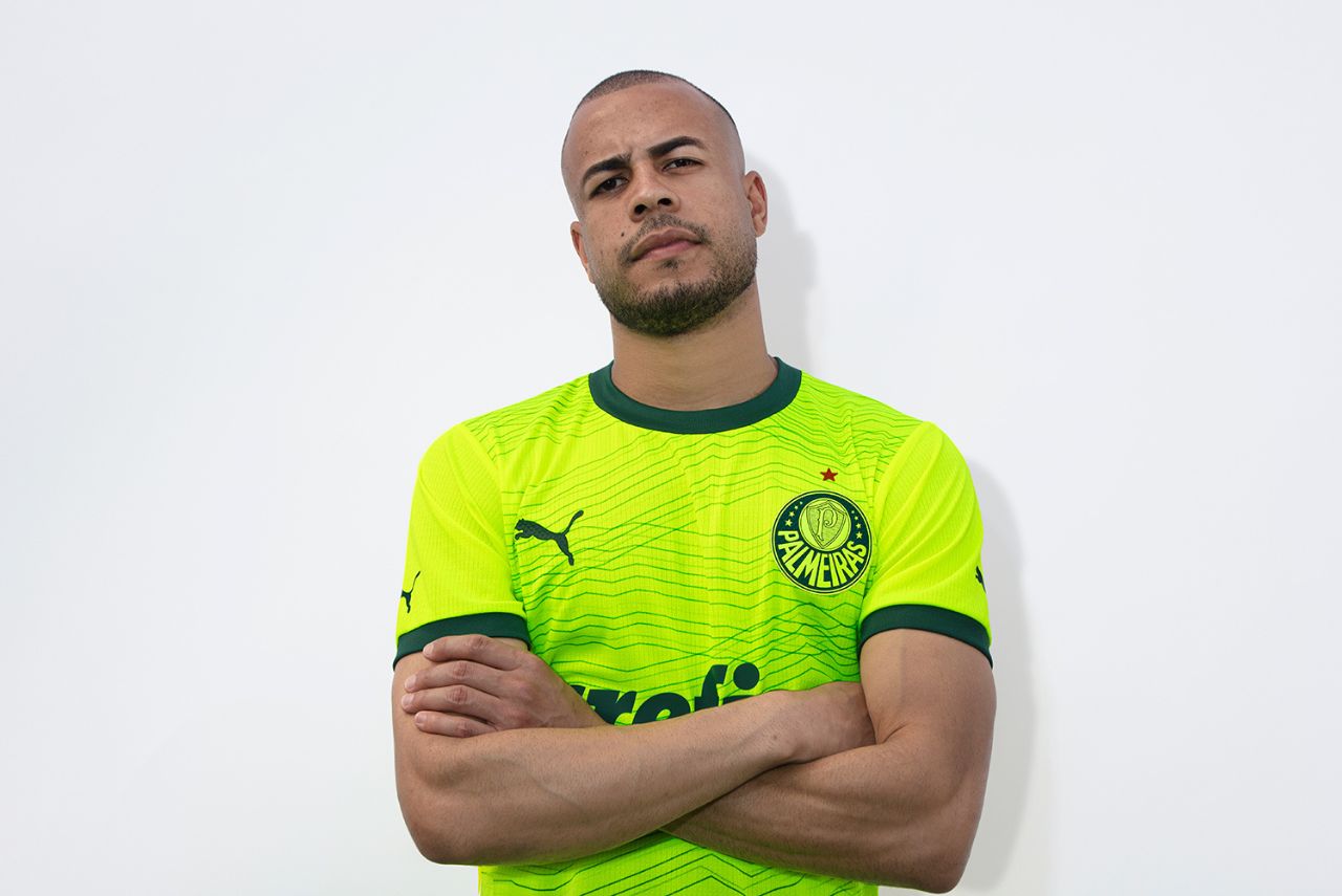 Mayke com a nova camisa do Palmeiras