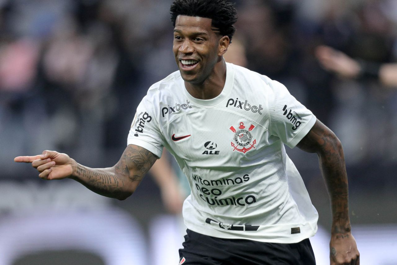 Gil, zagueiro do Corinthians, comemora gol