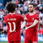 Salah e Diogo Jota se cumprimentam após gol do Liverpool