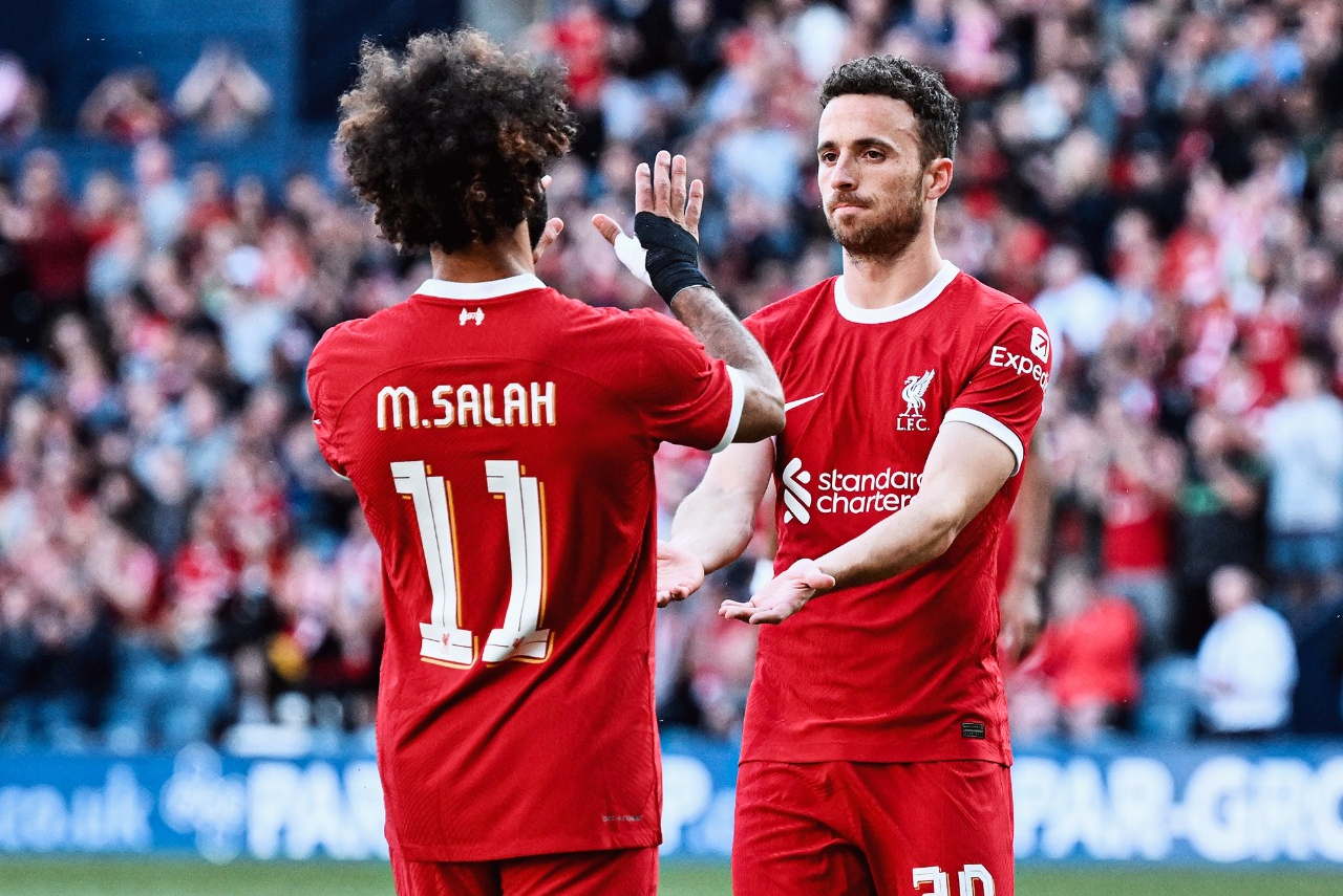 Salah e Diogo Jota se cumprimentam após gol do Liverpool