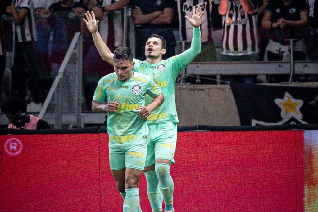 Raphael Veiga comemora gol do Palmeiras ao lado de Arthur
