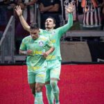 Raphael Veiga comemora gol do Palmeiras ao lado de Arthur