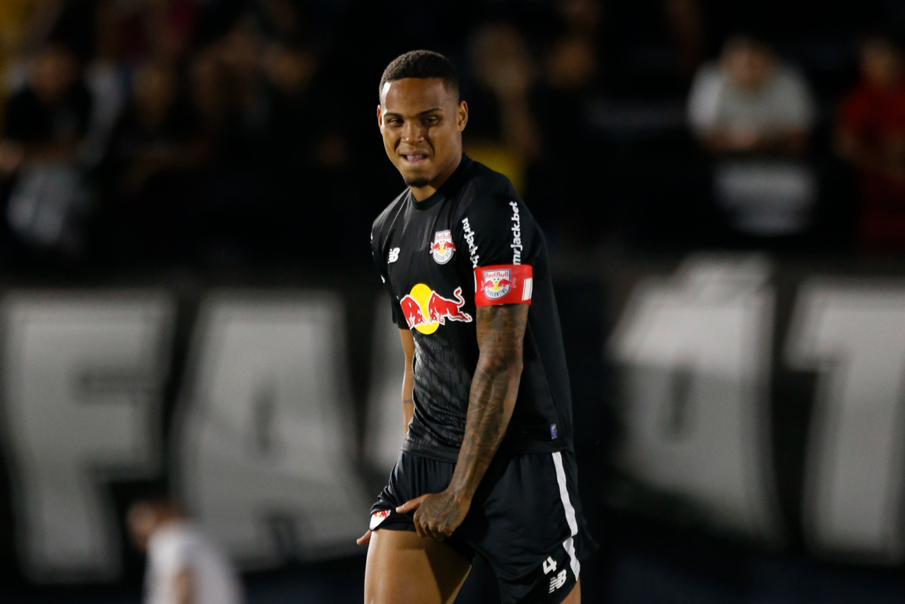 Natan com a braçadeira de capitação durante jogo do Bragantino