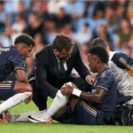 Vini Jr. sentiu a coxa direita logo aos 10 minutos de jogo (Foto: Twitter/Reprodução)