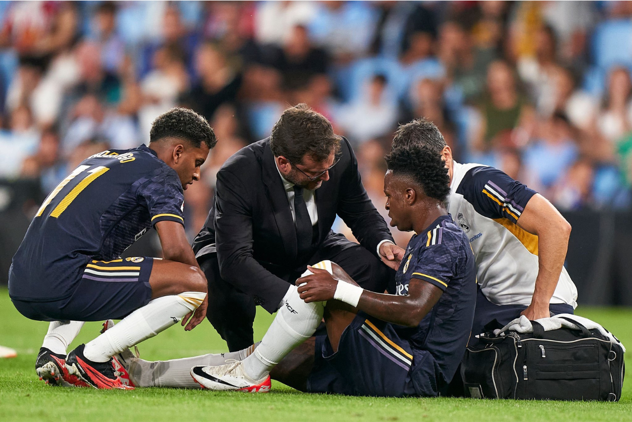 Vini Jr. sentiu a coxa direita logo aos 10 minutos de jogo (Foto: Twitter/Reprodução)