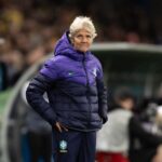 Pia Sundhage à beira do campo em jogo da Seleção Brasileira na Copa do Mundo Feminina