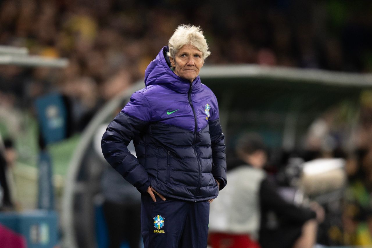 Pia Sundhage à beira do campo em jogo da Seleção Brasileira na Copa do Mundo Feminina