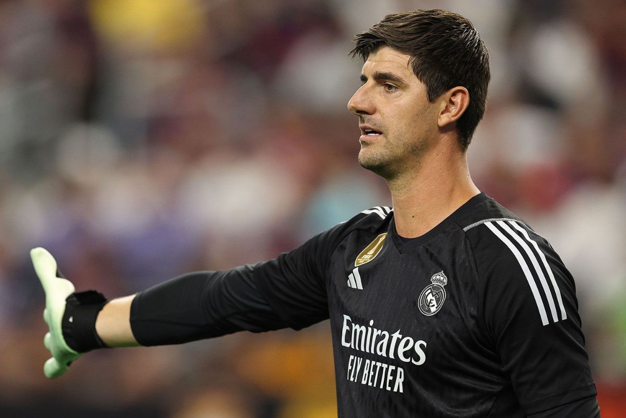 O goleiro Courtois em campo pelo Real Madrid