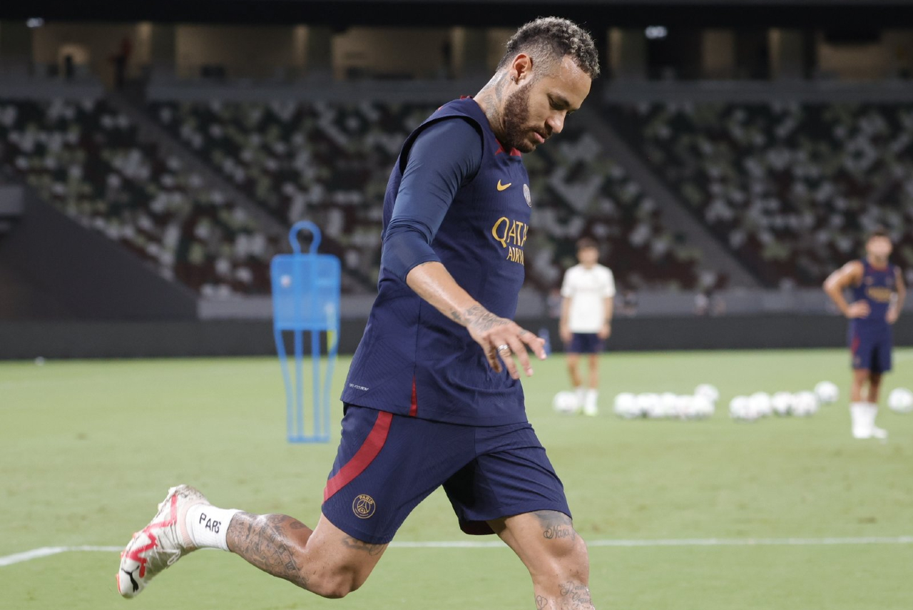 Neymar durante treino do PSG