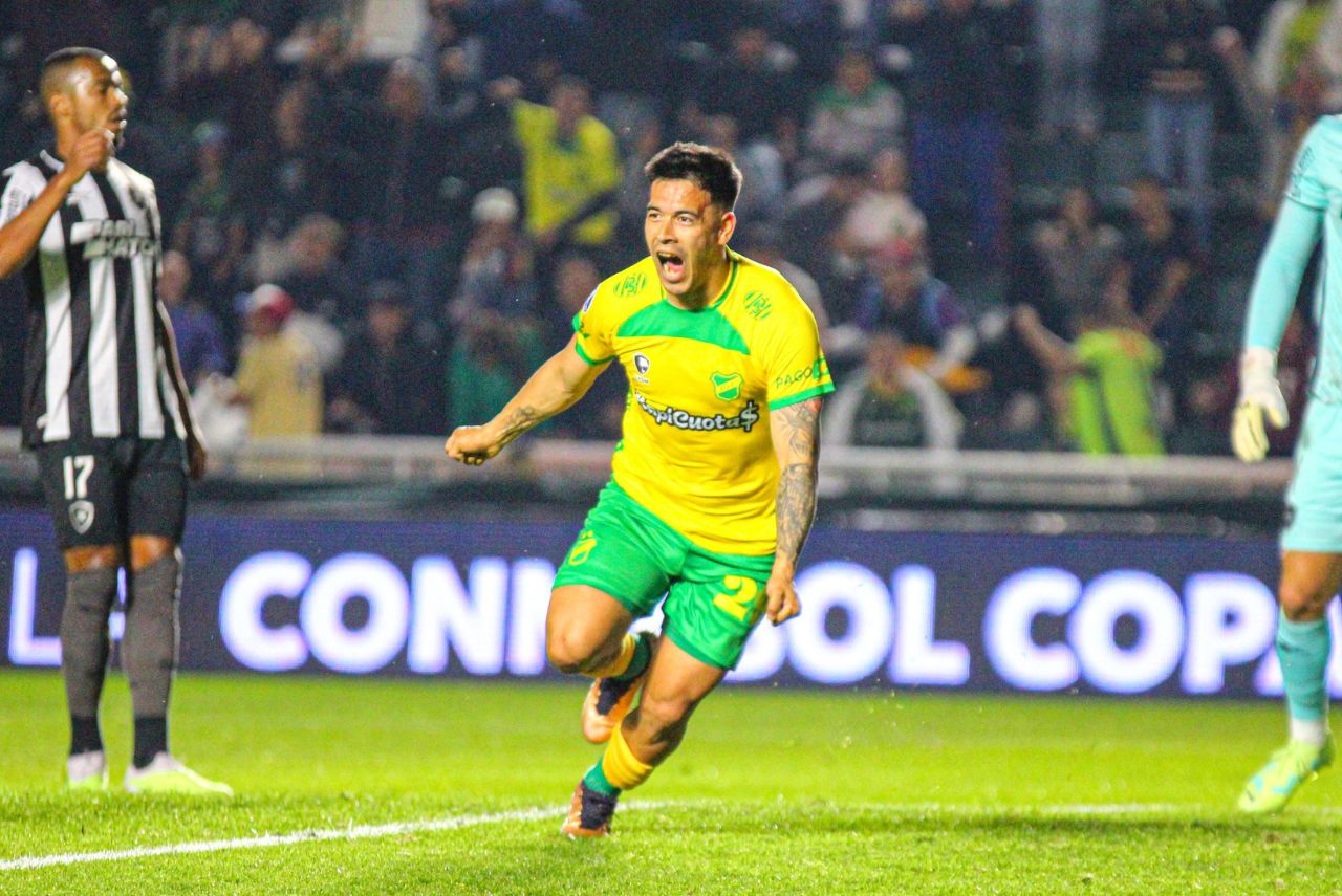 Nicolás Fernández fez dois gols sobre o Botafogo
