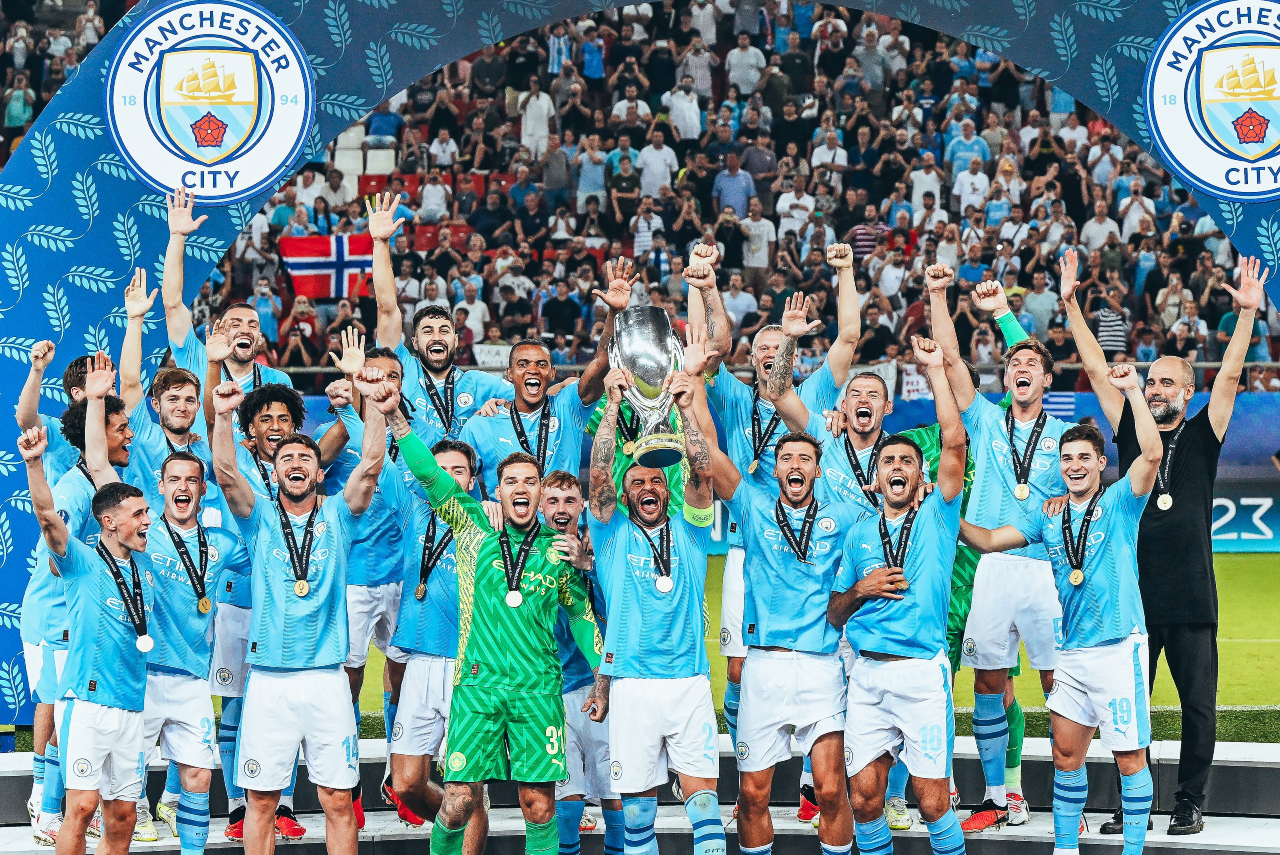Jogadores do City erguem troféu da Supercopa da Europa