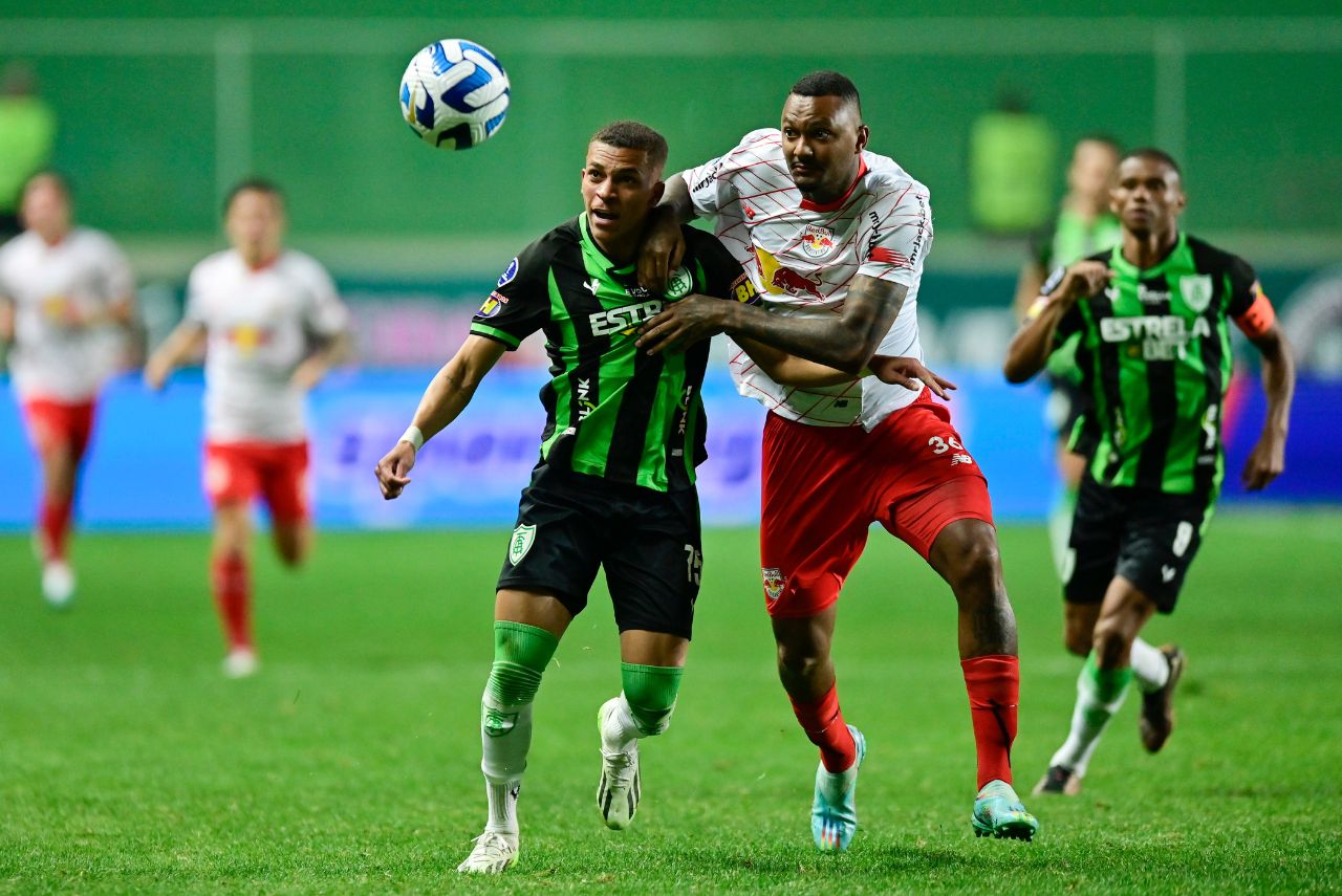 Jogadores de América-MG e Bragantino na disputa pela bola em jogo pela Sul-Americana