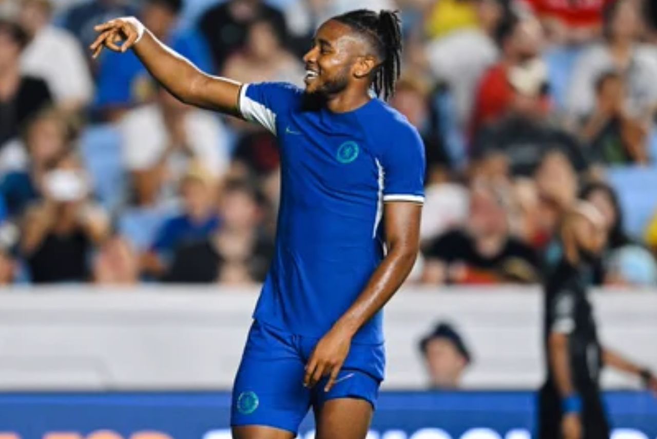 Nkunku em campo com a camisa do Chelsea