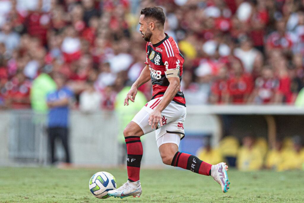 Everton Ribeiro atuando pelo Flamengo