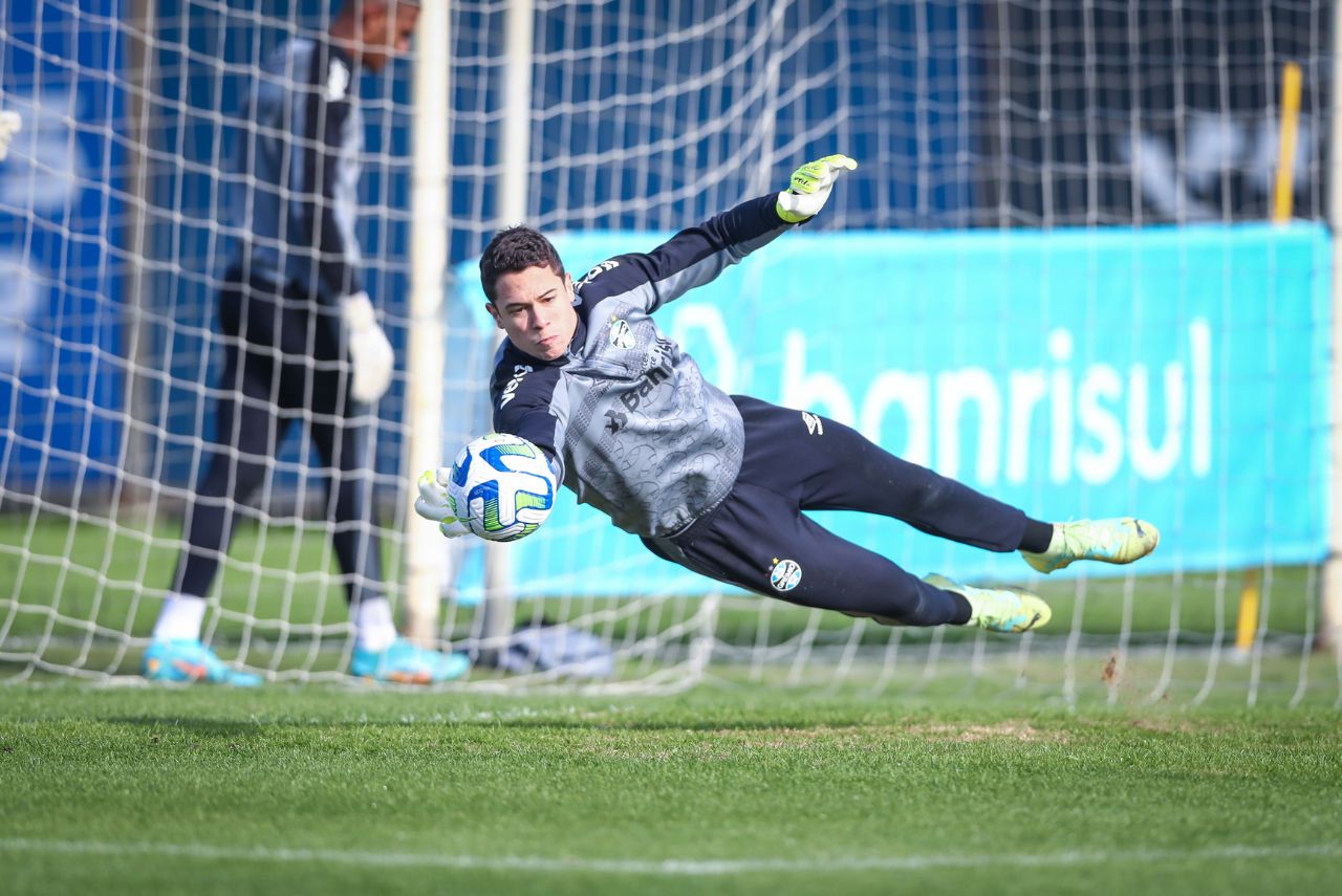 Brenno durante treino do Grêmio