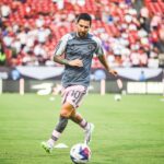 Messi realizando aquecimento com a camisa de treino do Inter Miami