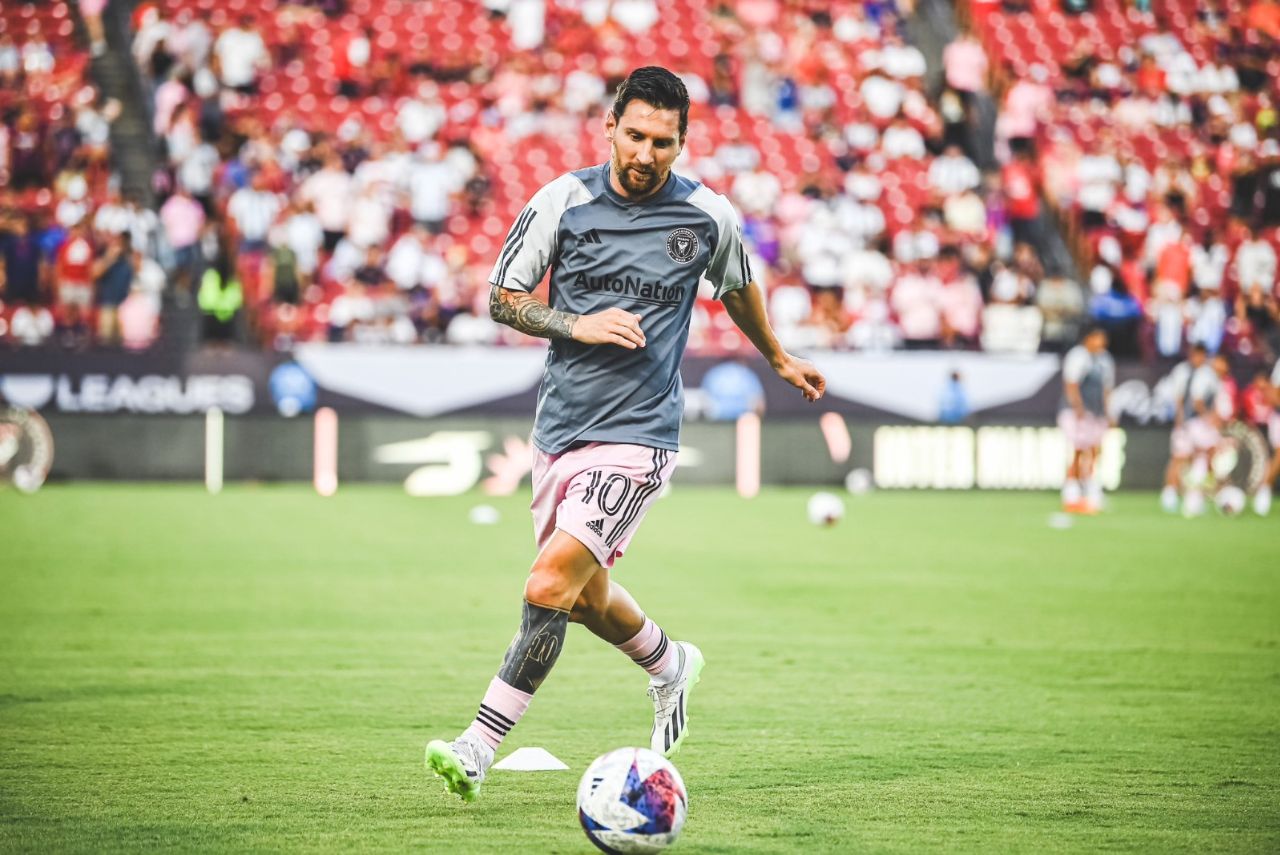 Messi realizando aquecimento com a camisa de treino do Inter Miami