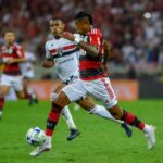 Jogadores do Flamengo e do São Paulo disputam a bola
