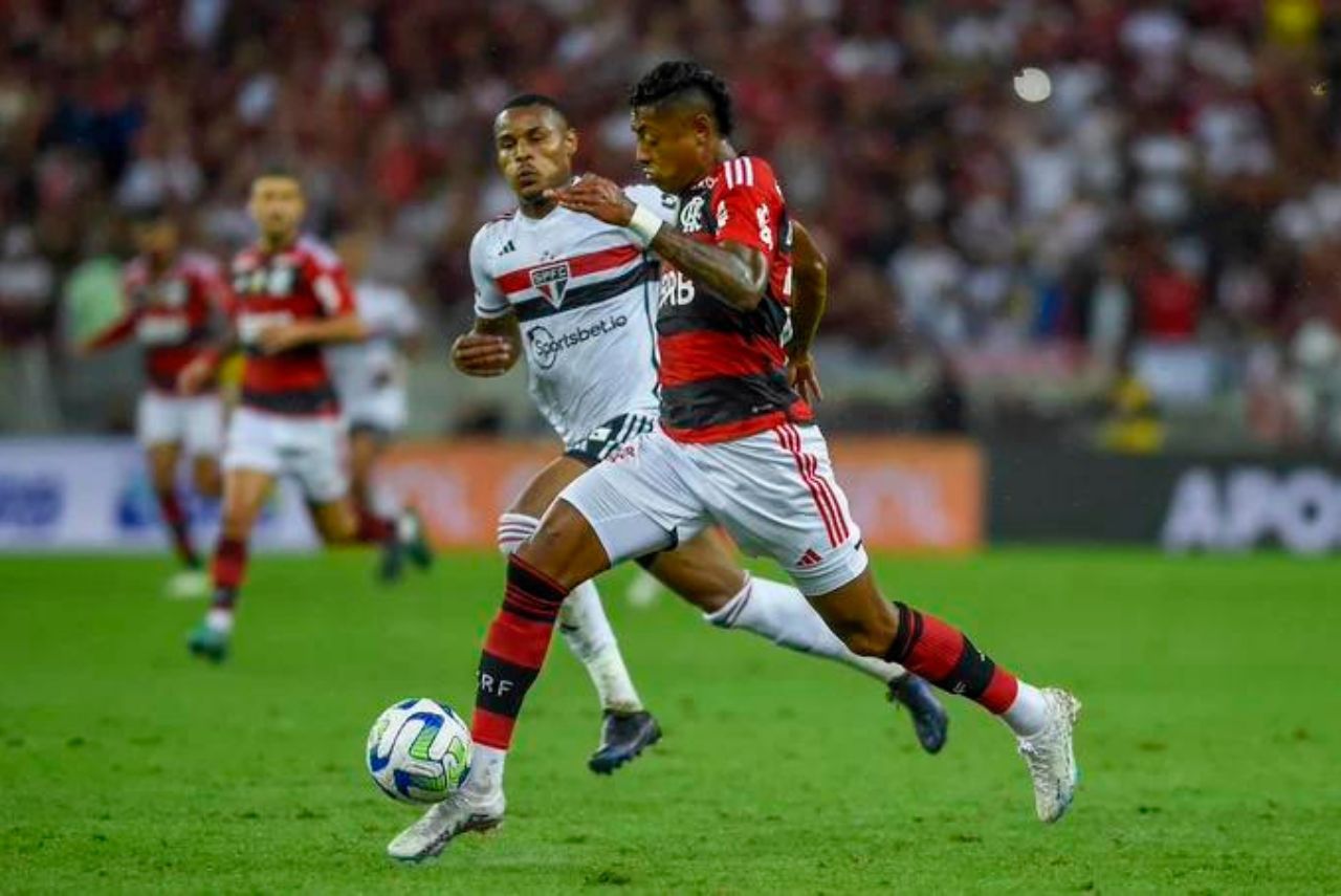 Jogadores do Flamengo e do São Paulo disputam a bola