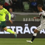 Raphael Veiga conduz a bola contra o Vasco