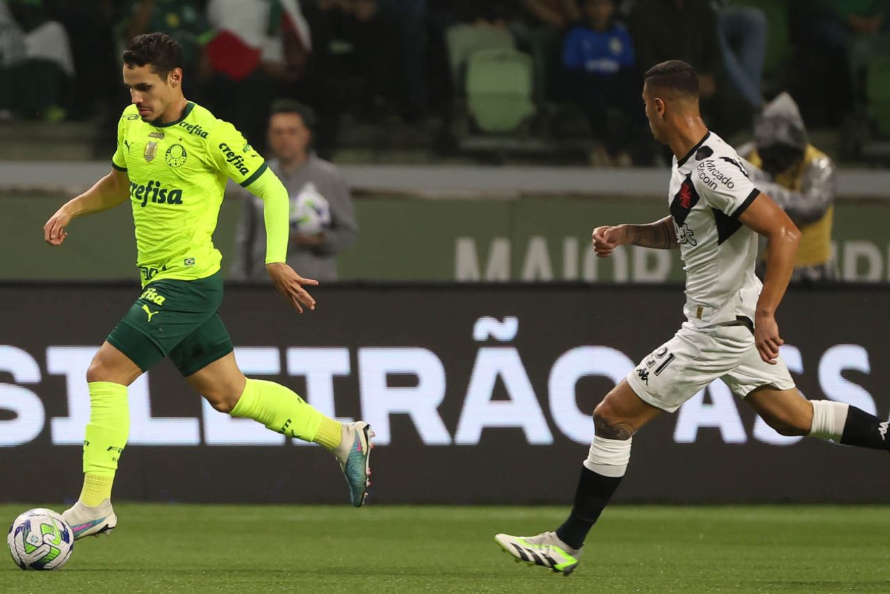 Raphael Veiga conduz a bola contra o Vasco