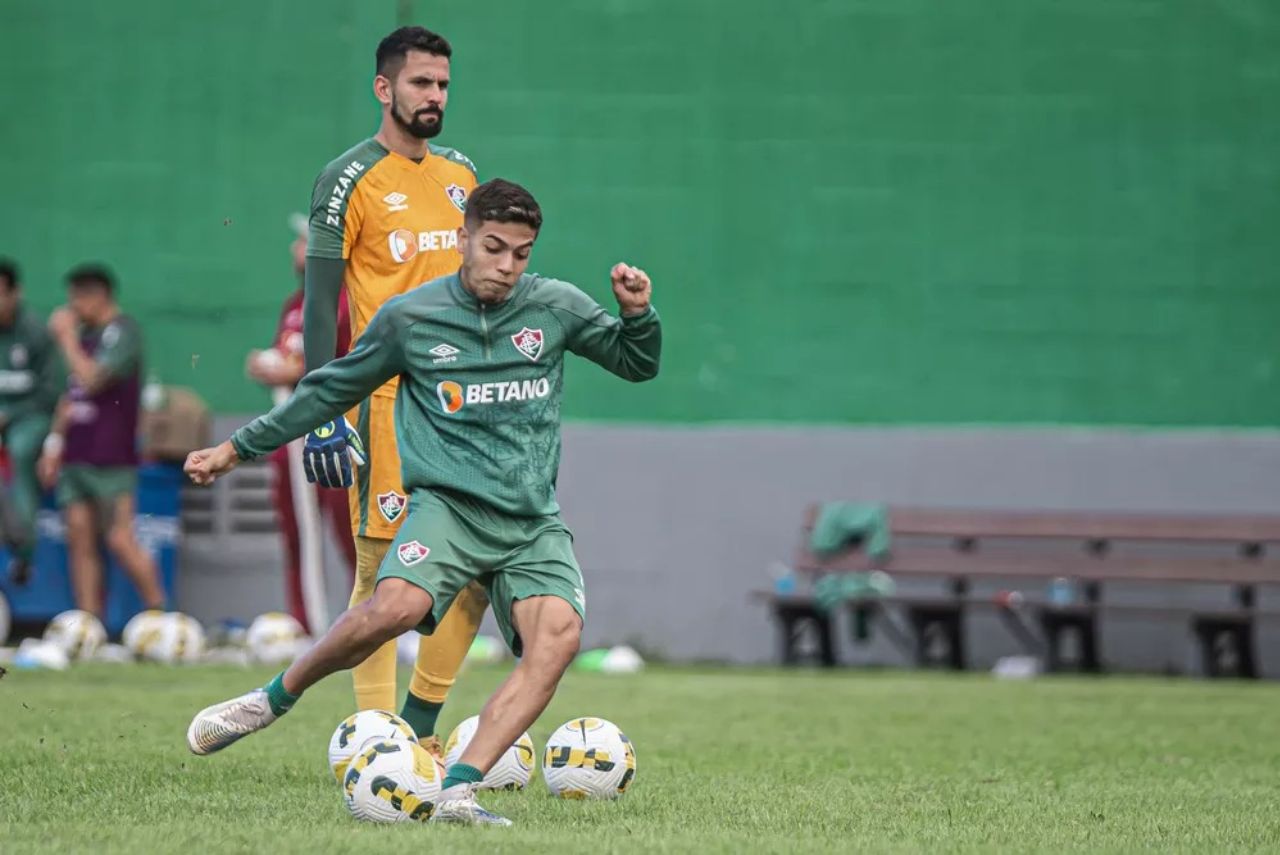 Nonato treinando com a camisa do Fluminense