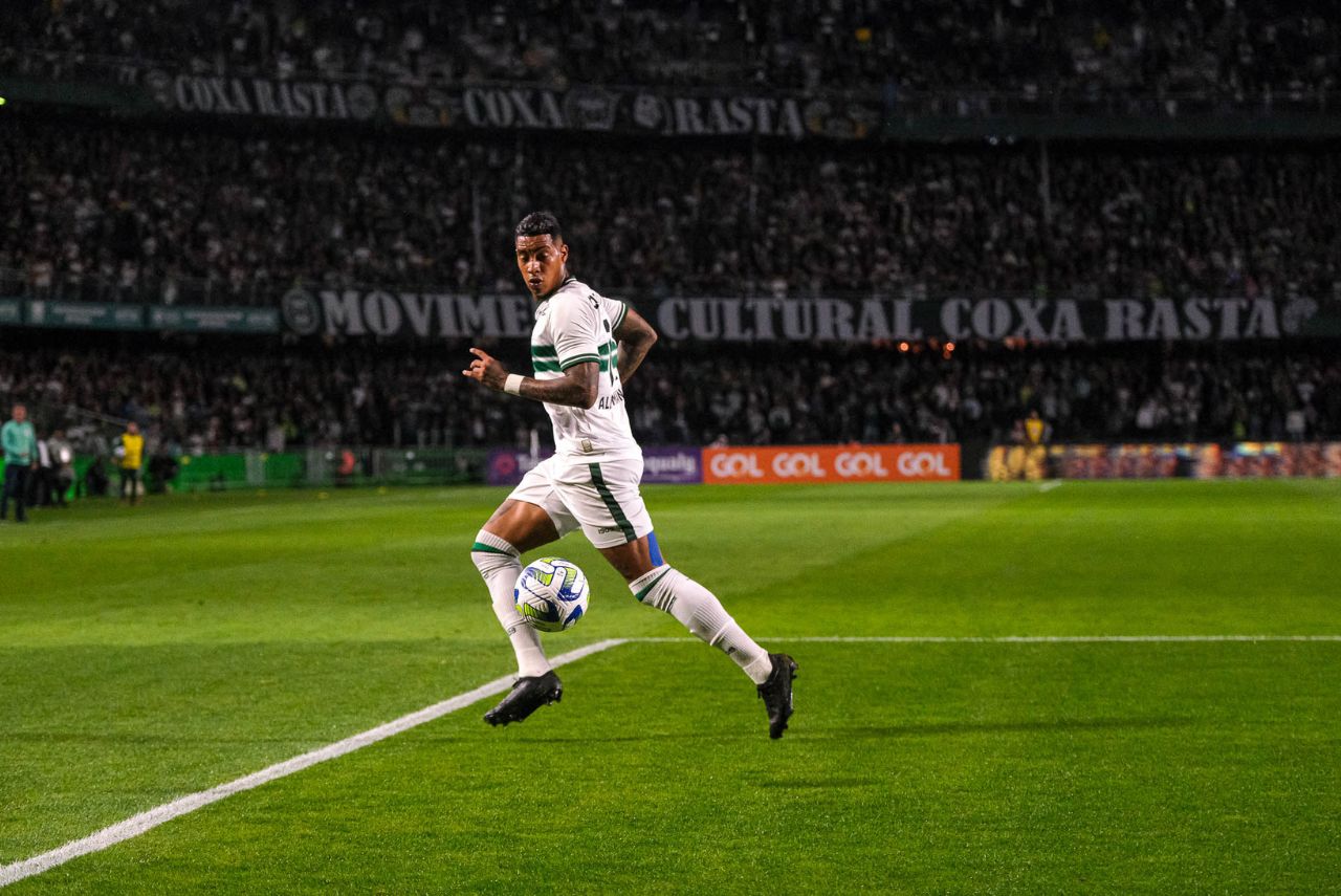 Alef Manga indo em direção à bola durante jogo do Coritiba