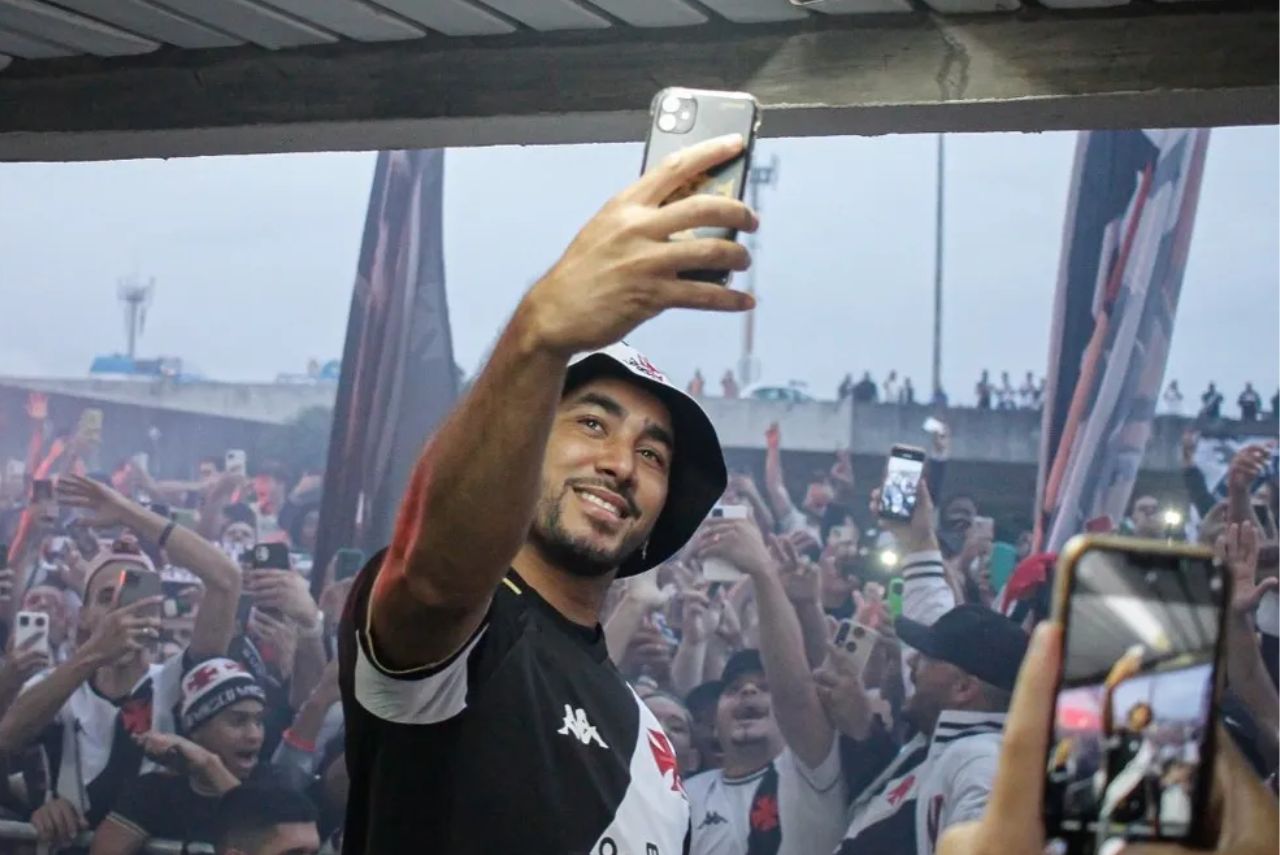 Payet é recebido com festa pela torcida do Vasco