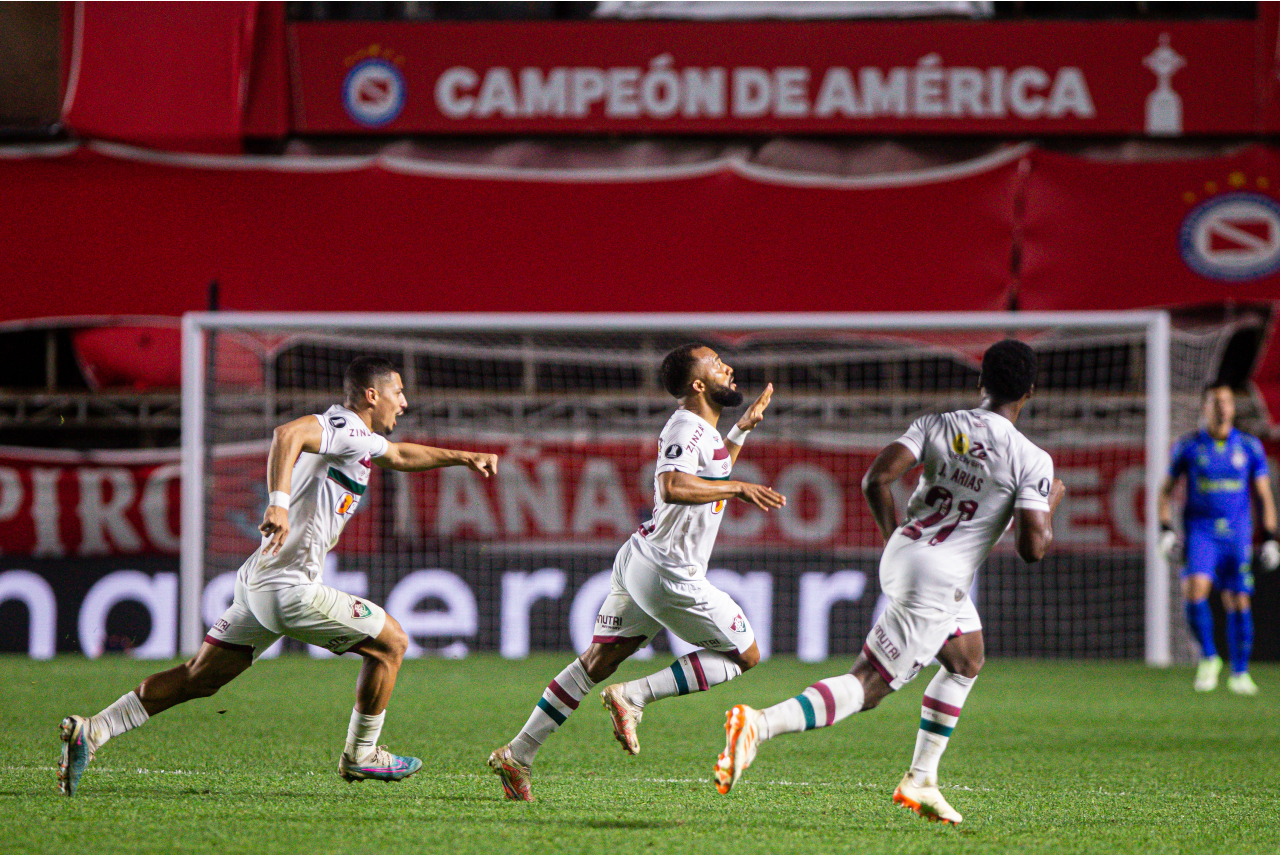 Samuel Xavier comemora o gol marcado ao lado de André e Arias
