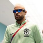 Neymar com o agasalho da Seleção Brasileira