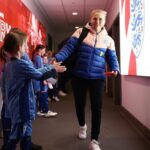 Treinadora da Inglaterra cumprimenta as crianças na chegada ao estádio