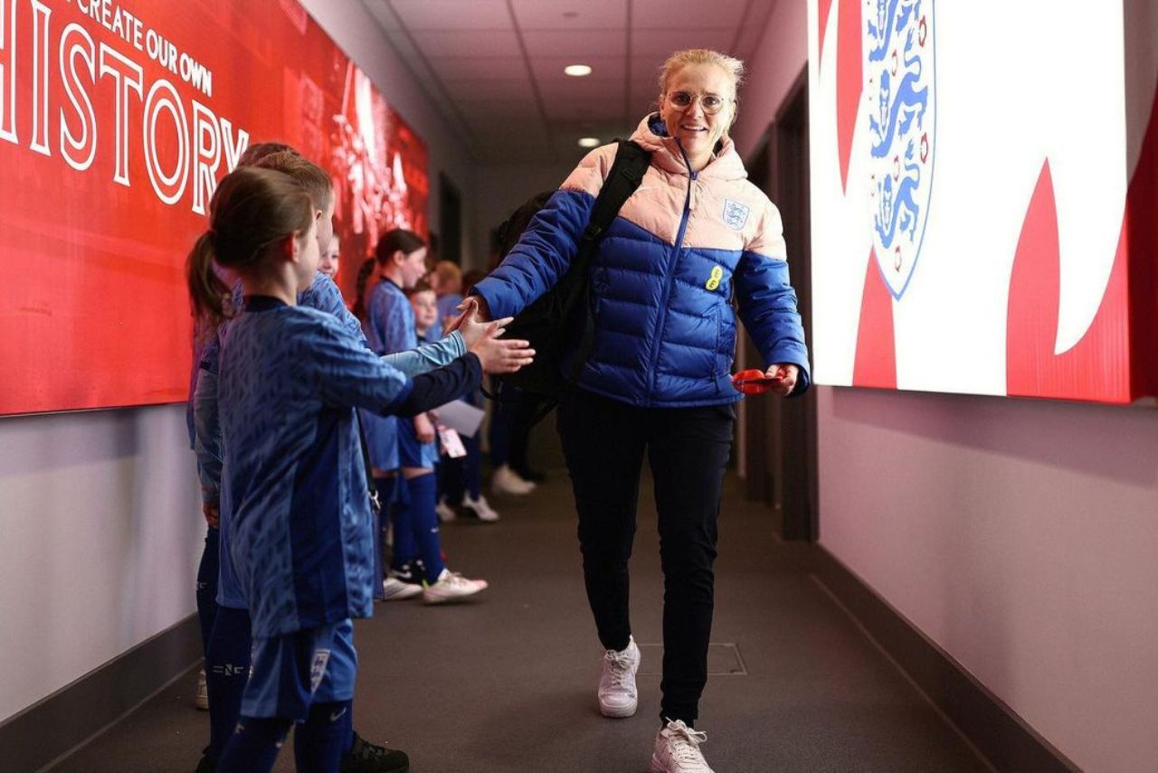 Treinadora da Inglaterra cumprimenta as crianças na chegada ao estádio