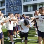 Neymar sendo recebido no Centro de Treinamento do Paris