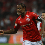 Luiz Adriano marcou nos acréscimos para o Inter e deixou tudo igual contra o Corinthians no Beira-Rio (Foto: Internacional/Twitter/Divulgação)