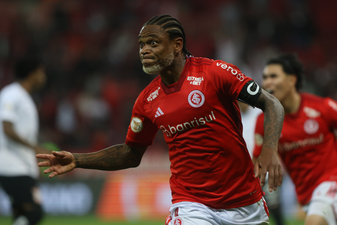 Luiz Adriano marcou nos acréscimos para o Inter e deixou tudo igual contra o Corinthians no Beira-Rio (Foto: Internacional/Twitter/Divulgação)