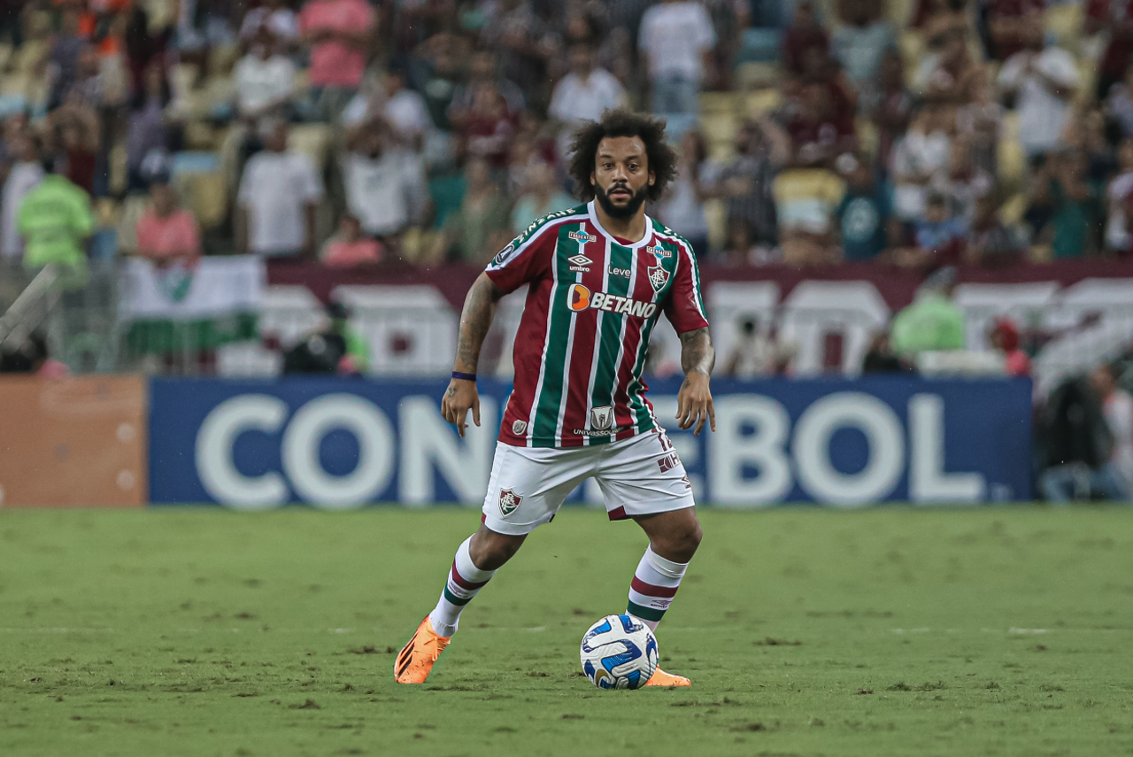 Marcelo com a bola dominada em jogo do Fluminense no Maracanã