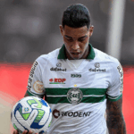 Alef Manga pode reforçar o Coritiba no Paranaense 2024 (Foto: Coritiba/Divulgação)