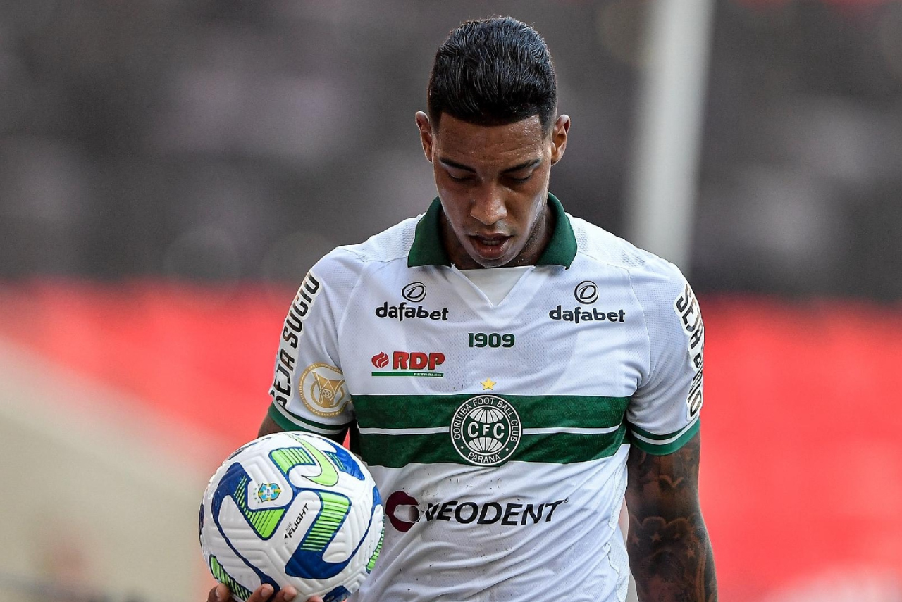 Alef Manga pode reforçar o Coritiba no Paranaense 2024 (Foto: Coritiba/Divulgação)