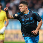 Suárez comemora gol pelo Grêmio