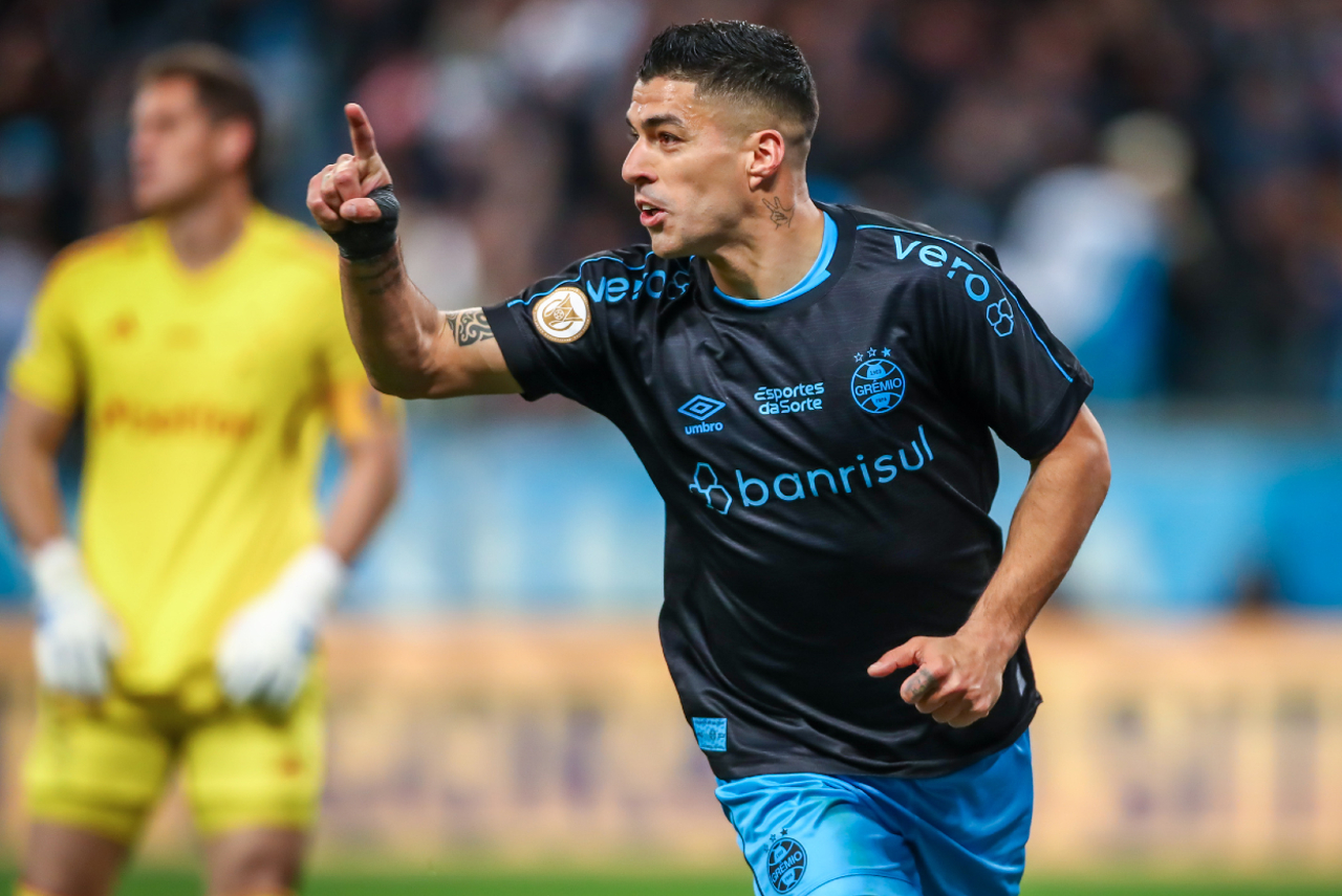 Suárez comemora gol pelo Grêmio
