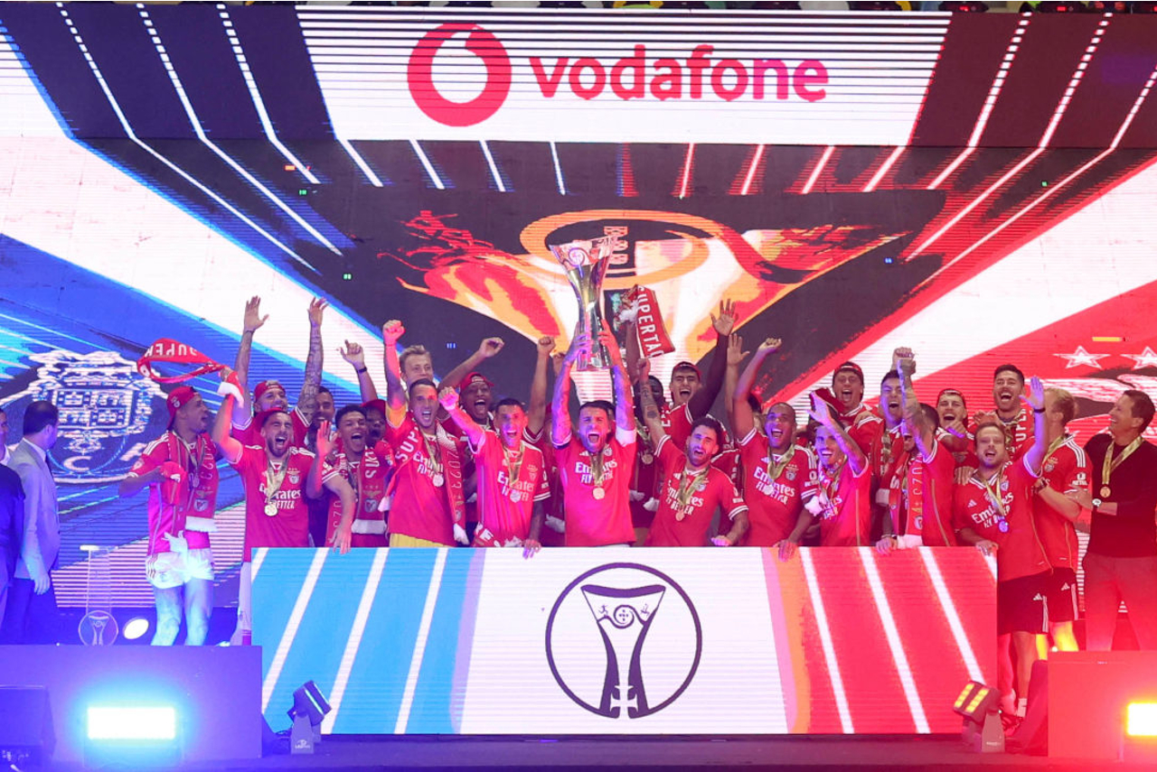 Time do Benfica comemora título da Supertaça de Portugal