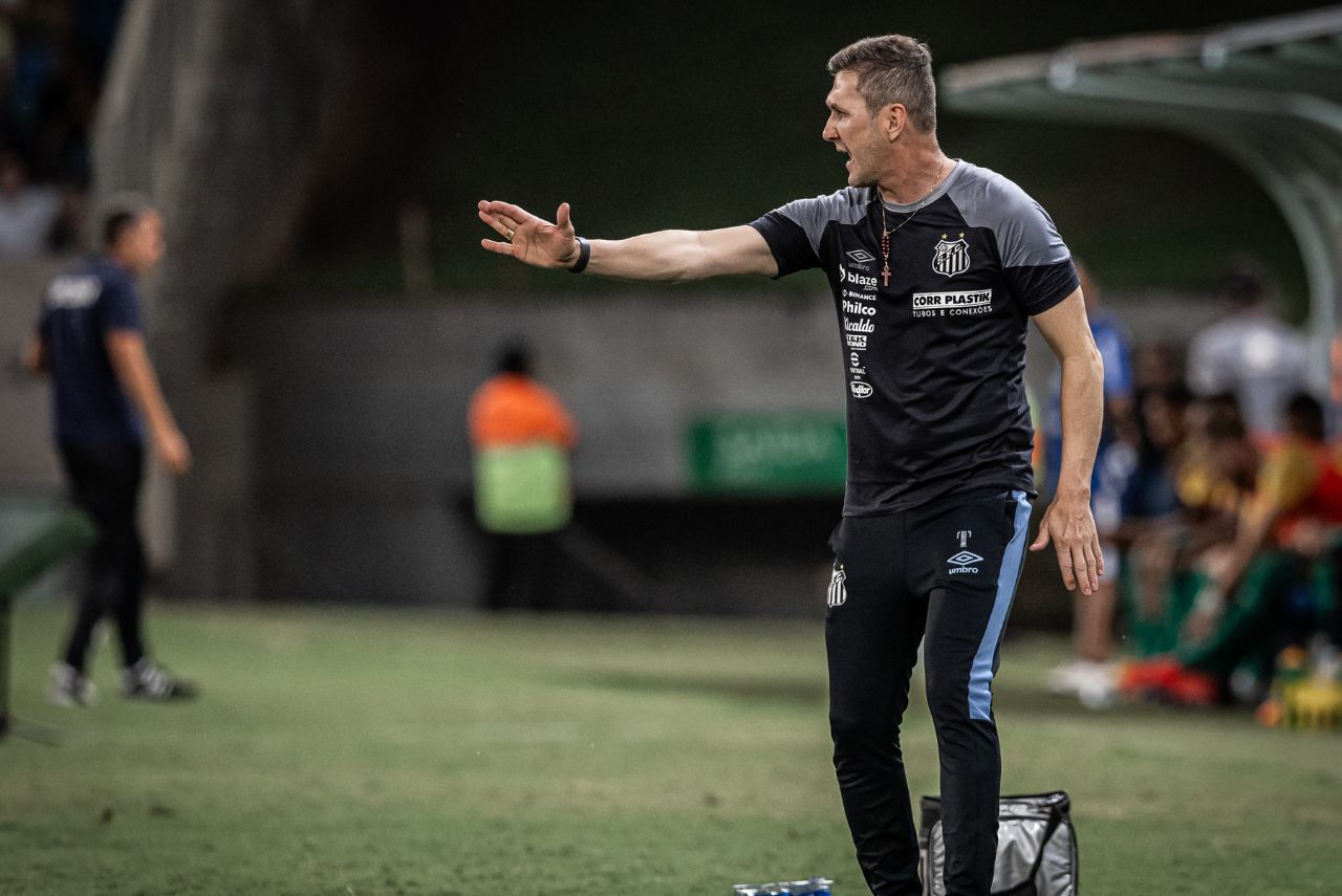 Paulo Turra esteve no Santos durante sete jogos