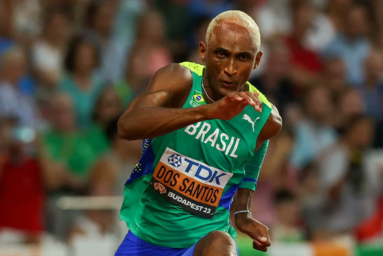 Alison dos Santos durante prova no Mundial