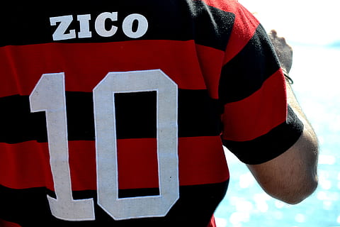 Jogador de Zico de costas aparecendo o número 10 na camisa e o nome