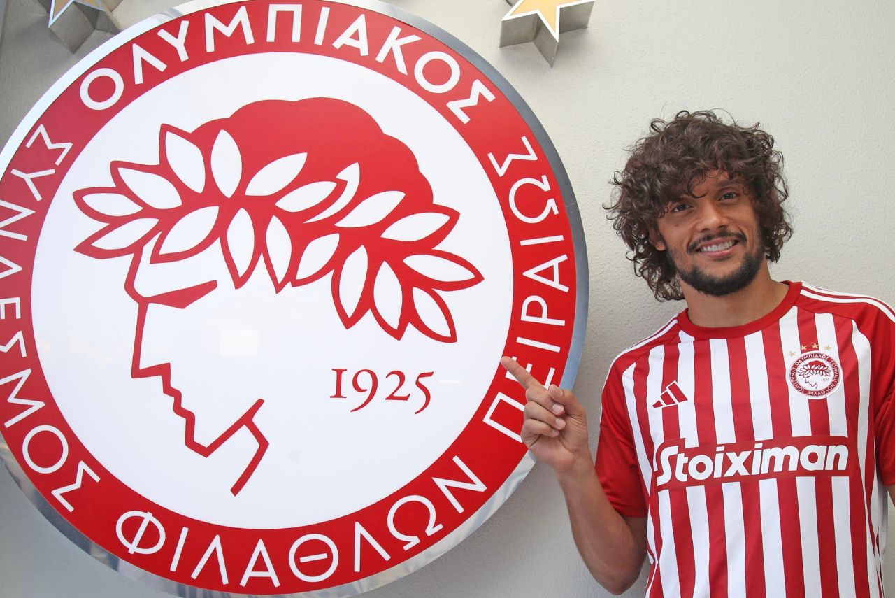 Ex-Palmeiras, Scarpa foi anunciado pelo Olympiacos