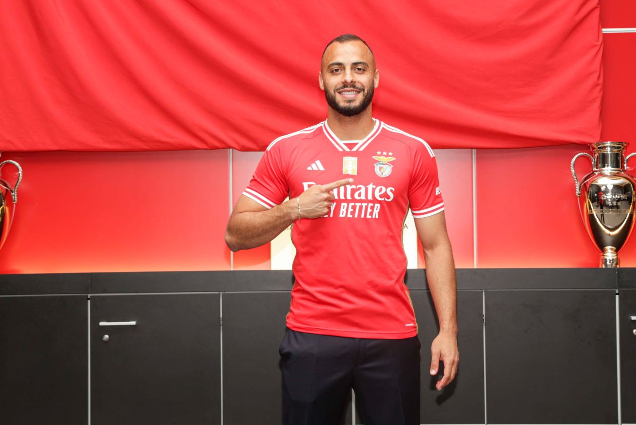 Arthur Cabral em apresentação no Benfica