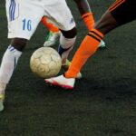 Jogador aplicando um drible por debaixo das pernas do adversário