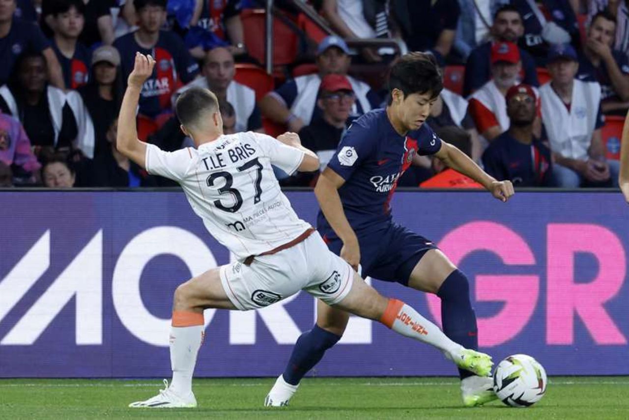 Jogador do PSG disputa a bola com adversário